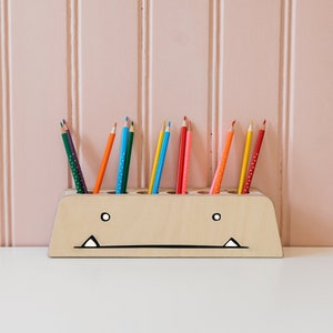 WILD KIDS Wooden Pencil Holder for Kids - Organise Crayon and Pencil Creativity! Perfect Pen Storage for Desk and Fun Pen Organiser Design