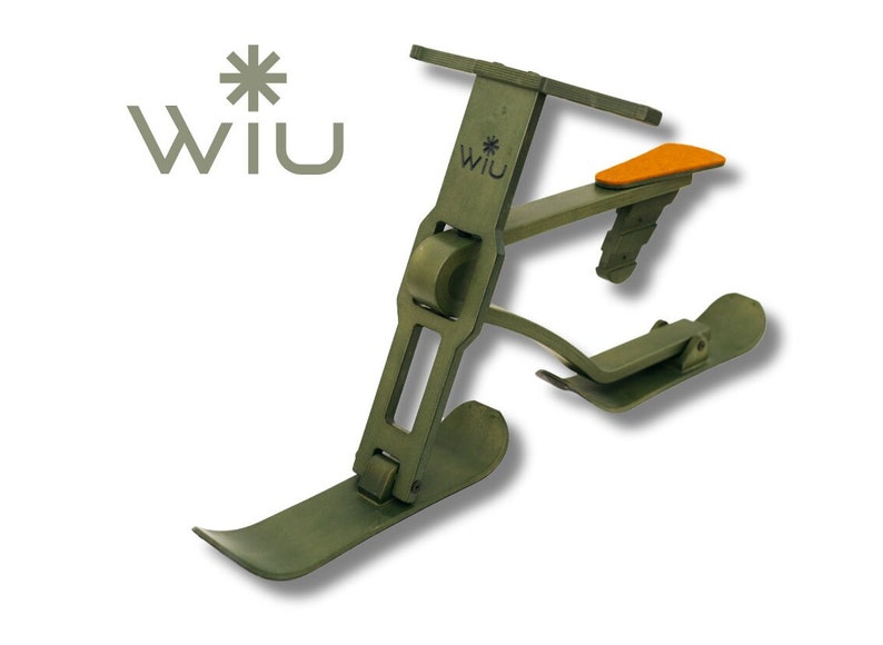 以下が含まれることがあります： 座席とハンドルが付いた緑色の金属製のソリ。ソリには「WIIU」と星形のロゴがあります。