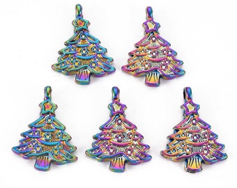 Pode incluir: Cinco pingentes iridescentes de árvore de Natal com estrelas no topo. Os pingentes têm um acabamento metálico arco-íris, com uma argola no topo para enfiar. O design da árvore apresenta galhos em camadas e círculos decorativos.