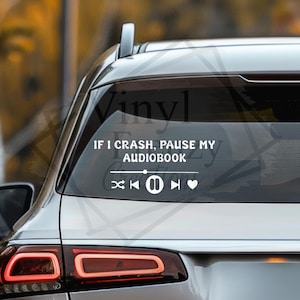 Pode incluir: Autocolante de vinil branco aplicado no vidro de um carro. O autocolante diz "IF I CRASH, PAUSE MY AUDIOBOOK" acima de uma barra de controlo do leitor de mídia com um botão de pausa, botões de salto e um ícone de coração.
