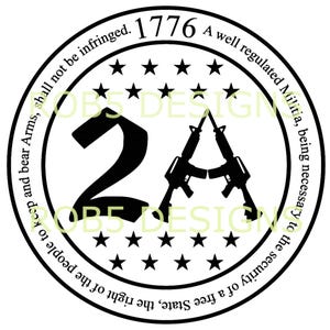 Pode incluir: Design circular em preto e branco com o número "2A" e dois rifles cruzados. O design inclui o ano "1776" e uma citação sobre o direito de portar armas, rodeada por estrelas, dentro de uma borda circular.