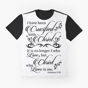 Puede incluir: Camiseta gráfica en blanco y negro con una cita cristiana: "He sido crucificado con Cristo. Ya no soy yo quien vive, sino Cristo quien vive en mí. Gálatas 2:20"