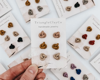 KNOT STUDS / Pendientes de arcilla / Hecho a mano / Hipoalergénico / Ligero / Pendientes de declaración / paquetes de sementales cotidianos / pequeño boho delicado