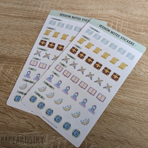 Puede incluir: Tres hojas de pegatinas con varias ilustraciones para juegos de rol de Dungeons and Dragons. Las pegatinas son blancas con un borde azul claro y presentan iconos como un cofre, una espada, un libro, una luna, un dado y un personaje. El texto en las pegatinas dice "Session Notes Stickers".