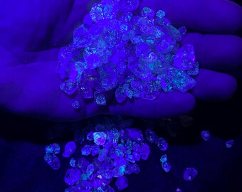 Small Size Fluorscent Diamond Quartz 200 Grams