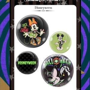 Puede incluir: Cuatro chapas redondas con diseños de Halloween con temática Disney. Una muestra a Minnie Mouse con el texto TRICK-OR-TREAT, otra a Mickey Mouse como esqueleto, otra tiene el texto DISNEYWEEN y la última muestra a un Mickey Mouse vampiro.