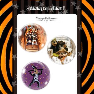 Puede incluir: Tres botones circulares con personajes de Disney en disfraces de Halloween. Uno muestra un grupo, otro a Mickey y Goofy, y el tercero a Goofy con un traje de esqueleto sobre un fondo morado con estrellas. El texto dice SUNNIES CORNER.