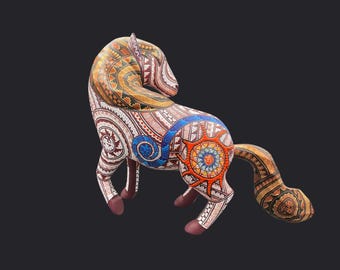 Puede incluir: Figura decorativa de caballo con intrincados patrones en tonos marrón, naranja, azul y blanco. La escultura artesanal presenta diseños geométricos detallados y un sol estilizado en su flanco.