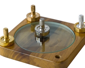 Set de regalo de peonzas de metal / Fidget Spinner para adultos, juguete de escritorio ejecutivo. Incluye 4 peonzas de metal de precisión, base de madera y cristal giratorio.