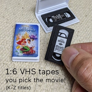 Mini cassettes VHS 1:6 (titres K-Z) Choisissez le film ! Miniatures rétro des films des années 80 à l'échelle 1/6, petite vidéo