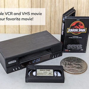 Set aus Video- und Video-Rekorder im Maßstab 1:6, du suchst den Film nach Lust und Laune! retro 80er 90er Film! Puppenhaus-Miniatur winzige VHS