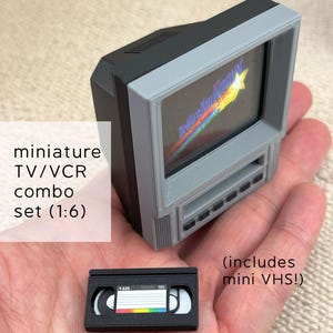 1:6 Mini TV/VCR Kombi Set mit Miniatur VHS Tonband, Puppe im Maßstab 1:1 Puppenhaus Diorama Requisite Retro 80er 90er Jahre Spielzeug