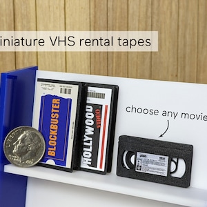 Mini Verleih VHS Custom Tapes in 1/3, 1/6 und 1/12 Maßstab! Such dir einen beliebigen Film aus! Puppenstube Actionfigur Requisite Videothek Filmverleih