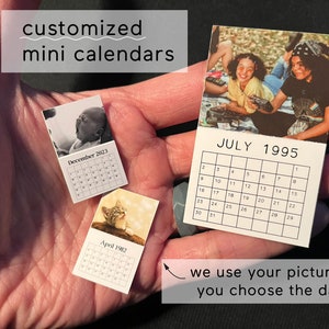 Peut inclure: Trois mini-calendriers avec des photos et des dates différentes. Les calendriers sont blancs avec du texte et des chiffres noirs. Les photos sont d'un bébé, d'un chat et de deux personnes. Le texte sur les calendriers indique "Décembre 2023", "Juillet 1995" et "Avril 1982". Le texte sous les calendriers indique "nous utilisons votre photo & vous choisissez la date !"