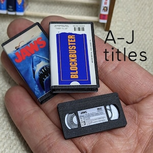 Mini nastri VHS 1:6 (titoli A-J) Scegli il film! Miniature retrò dei film degli anni '80 in sesta scala, minuscolo video