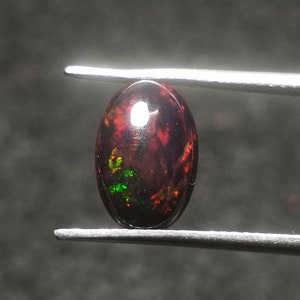2.70 Karat Äthiopischer Schwarzopal Cabochon: Ovaler Regenbogen Feuer Edelstein