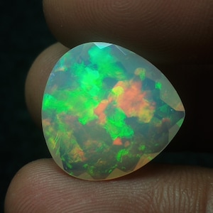 8.55 Cts, natürlicher äthiopischer Opal, Herzform im Checker-Schliff, Größe 18x18x9mm, Welo-Opal, facettierte Multifarbe, Regenbogenopal, zur Herstellung von Schmuck