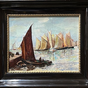 Peut inclure: Peinture à l'huile de voiliers sur l'eau, encadrée dans un cadre en bois foncé. La peinture représente un grand voilier avec une voile rouge foncé au premier plan et plusieurs voiliers avec des voiles beiges à l'arrière-plan.