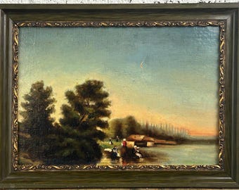 Op de afbeelding: Olieverfschilderij van een landschap met een rivier, bomen en figuren. Het schilderij zit in een donkergroene lijst met gouden accenten. De lucht is een verloop van blauw en geel en het water weerspiegelt de kleuren van de lucht.