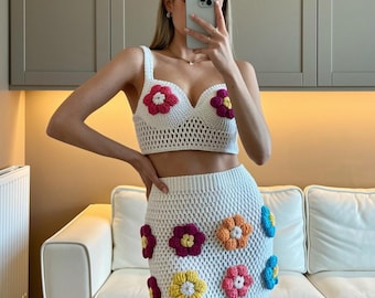 Conjunto de dos piezas con flores de crochet, falda y top de verano coloridos, atuendo para festival, ropa de crochet bohemia, top de punto, minifalda playera de verano.