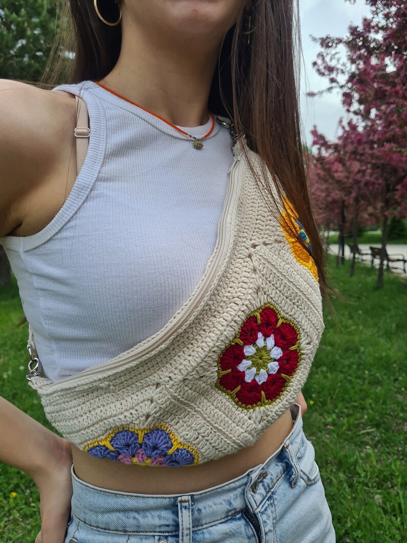 Beige Bum Bag, Knitted Fanny Bag, Crochet Daisy Bag, Crochet Granny Square Crossbody Bag, Hobo Bag Women, Chest Bag, Patchwork Travel Bag zdjęcie 5