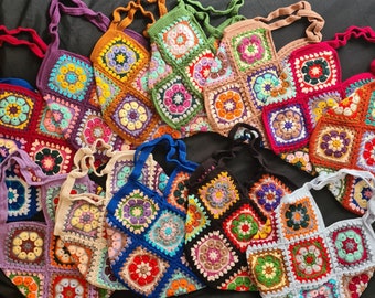 Borsa all'uncinetto con fiori africani, mini borsa a maglia floreale, borsa a margherita lavorata a mano a spalla, borsa estiva colorata, borsa all'uncinetto, borsa tote hippie