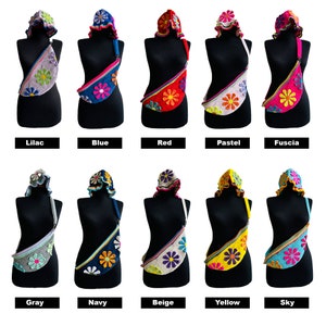 Op de afbeelding: Tien gebreide heuptasjes met bijpassende gebreide hoeden in verschillende kleuren, waaronder lila, blauw, rood, pastel, fuchsia, grijs, marine, beige, geel en hemelsblauw.