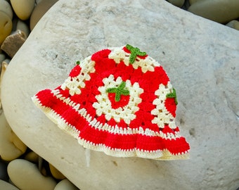 Cappello a secchiello all'uncinetto con fragole rosse, cappello a fragole lavorato a maglia, berretto a secchiello fatto a mano, cappello all'uncinetto con frutta carina, regalo per lei, regalo di Natale