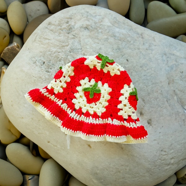 Rote Erdbeere häkeln Eimer Hut, gestrickte Erdbeere Hut, handgemachte Eimer Mütze, niedliche Obst Häkelmütze, Geschenk für sie, Weihnachtsgeschenk