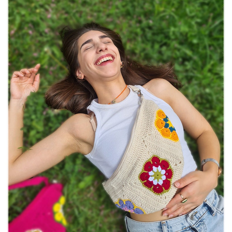 Beige Bum Bag, Knitted Fanny Bag, Crochet Daisy Bag, Crochet Granny Square Crossbody Bag, Hobo Bag Women, Chest Bag, Patchwork Travel Bag zdjęcie 1