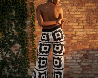 Pantalones de crochet en blanco y negro, pantalones de punto acampanados con estampado geométrico bohemio, moda femenina hecha a mano