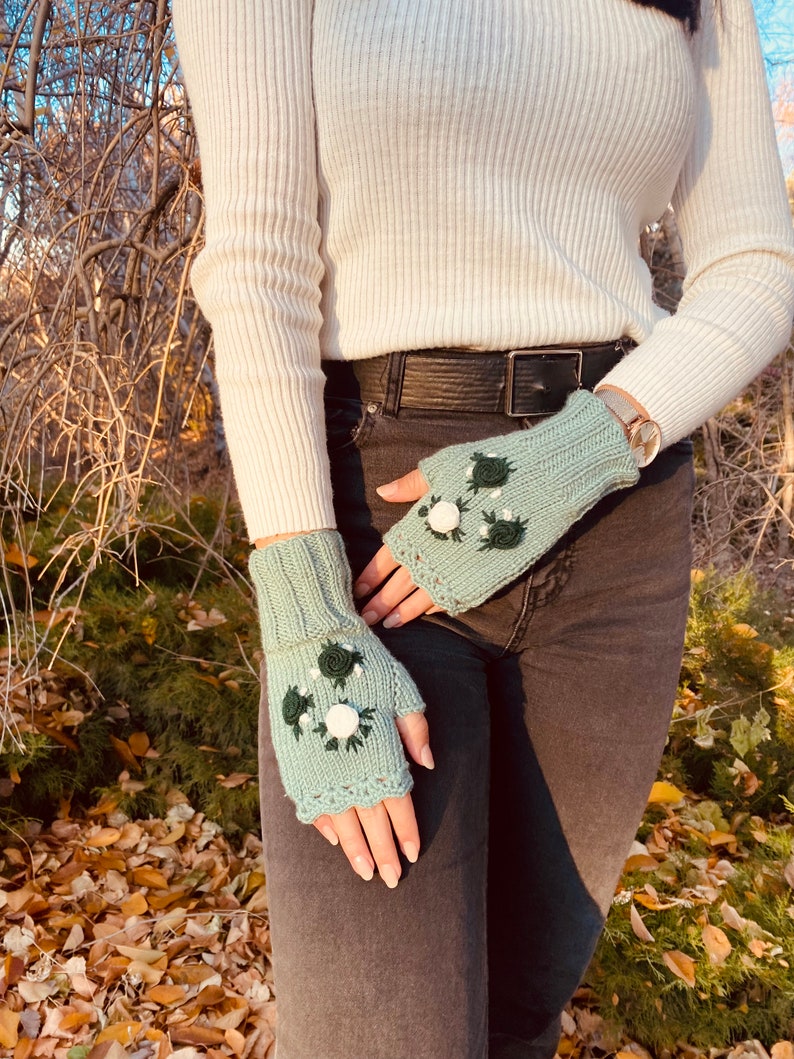 Gants au crochet vert sans doigts, gants dhiver tricotés floraux, gants floraux Half Finger, gants pour femmes, fleur sans doigts image 2