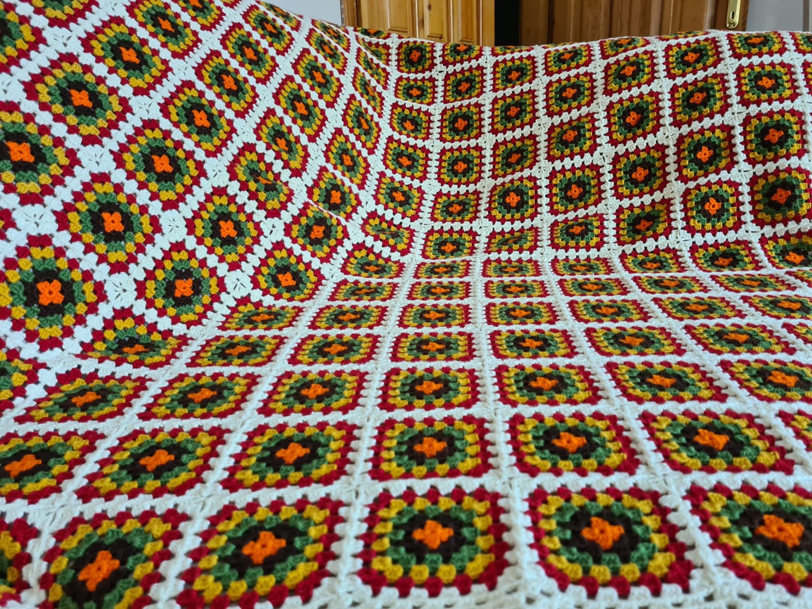 かぎ針編みのアフガンブランケット、おばあちゃんのスクエアベッド