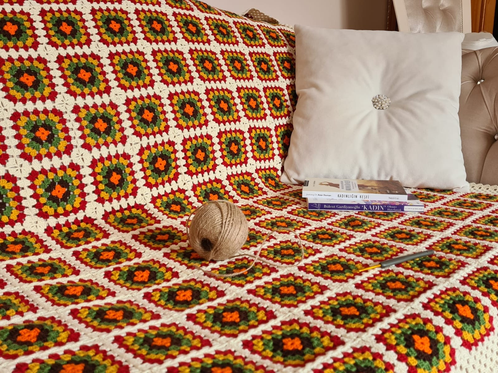 かぎ針編みのアフガンブランケット、おばあちゃんのスクエアベッド