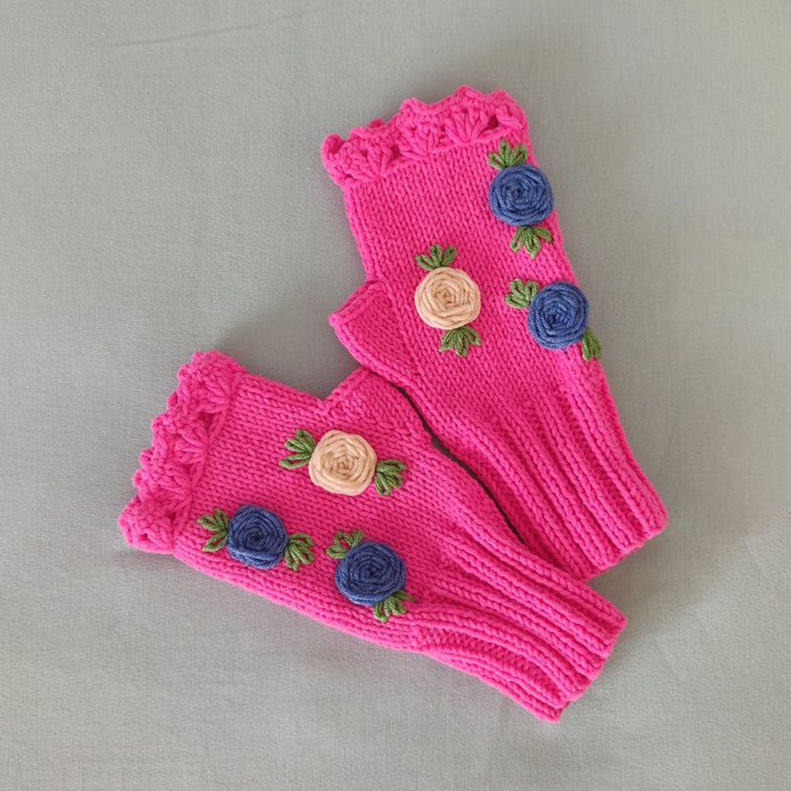 Fingerlose Handschuhe mit bestickten Rosen