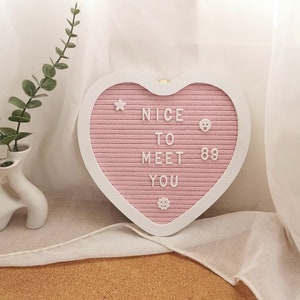 Tableros de fieltro con forma de corazón personalizados con fondo rosa, tableros de fieltro con alfabeto hechos a mano, tableros de mensajes hechos a mano, baby shower, regalos del día de San Valentín