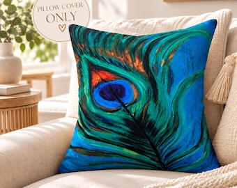 Könnte beinhalten: Ein quadratischer Kissenbezug mit einem lebendigen, malerischen Pfauenfeder-Design in den Farben Tiefblau, Türkis und Orange. Der Text PILLOW COVER ONLY ist in einem kreisförmigen Abzeichen in der oberen linken Ecke abgebildet.