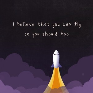 Op de afbeelding: Een witte raket met een glimlachend gezicht schiet omhoog in een donkerpaarse lucht met wolken. De tekst "i believe that you can fly so you should too" staat in wit boven de raket.