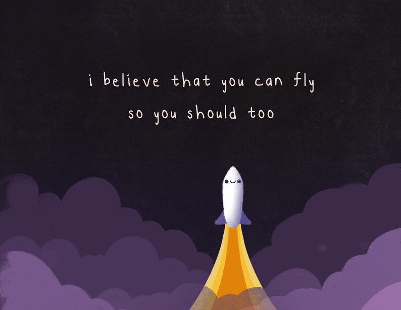 Op de afbeelding: Een witte raket met een glimlachend gezicht schiet omhoog in een donkerpaarse lucht met wolken. De tekst "i believe that you can fly so you should too" staat in wit boven de raket.