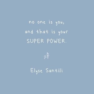 Op de afbeelding: Een lichtblauwe achtergrond met witte tekst die "no one is you, and that is your SUPER POWER." luidt. Onder de tekst staat een kleine witte tekening van een hert. De tekst "Elyse Santili" staat onder het hert.