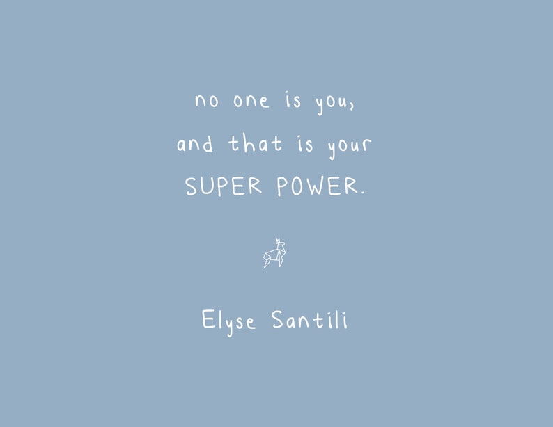 Op de afbeelding: Een lichtblauwe achtergrond met witte tekst die "no one is you, and that is your SUPER POWER." luidt. Onder de tekst staat een kleine witte tekening van een hert. De tekst "Elyse Santili" staat onder het hert.
