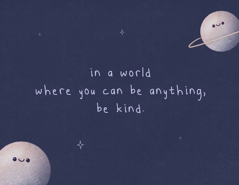 Op de afbeelding: Een donkerblauwe achtergrond met witte sterren en twee planeten met lachende gezichten. De tekst "in a world where you can be anything, be kind." is in wit geschreven.