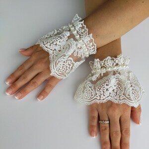 Manchette de poignet ébouriffée, gants en dentelle blanche, gants sans doigts, gants de mariage, gants de mariée, accessoires de mariée, gants de fête, dentelle Français