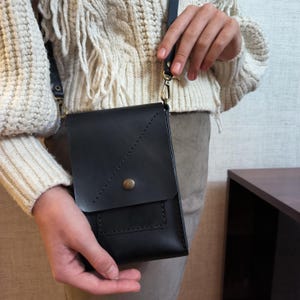 Sac à bandoulière en cuir de vachette, Sac pour téléphone en cuir minimaliste, Pochette pour téléphone fabriquée à la main, Sac à bandoulière unisexe, Sac de festival, Petit sac à main à bandoulière