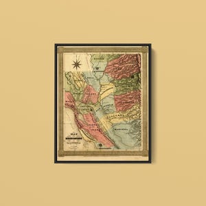 Puede incluir: Un mapa antiguo enmarcado titulado Map of the Mining District of California, con regiones coloreadas a mano en tonos rosa, amarillo y verde. El mapa incluye una rosa de los vientos, topografía detallada y nombres de condados claramente etiquetados.