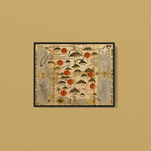 Op de afbeelding: Een ingelijste antieke kaart van Korea op een beige perkamenten achtergrond met zwarte inktillustraties van bergen en rivieren. De kaart bevat rode cirkelvormige markeringen, rasterlijnen en verticale kolommen met Oost-Aziatische kalligrafie.
