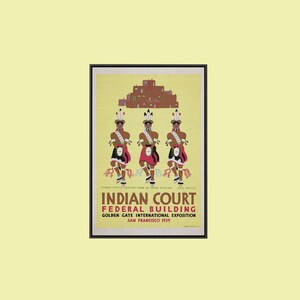 Op de afbeelding: Een ingelijste vintage poster met drie dansers in traditionele kleding onder een bruin adobe bouwwerk. De tekst luidt INDIAN COURT FEDERAL BUILDING GOLDEN GATE INTERNATIONAL EXPOSITION SAN FRANCISCO 1939 op een lichtgele achtergrond.