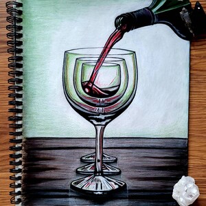 Pode incluir: Uma ilustração desenhada à mão de uma taça de vinho com vinho tinto sendo despejado de uma garrafa. A taça é desenhada com várias camadas, criando uma ilusão de ótica. O fundo é um degradé verde e cinza.