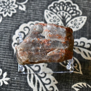 Pezzo di quarzo grezzo e feldspato rosa // quarzo grezzo, cristallo di feldspato // minerali naturali // decorazione per la casa e l&#39;ufficio // pezzo da collezione //
