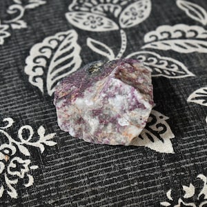 Raw Quartz/Quartzite // raw quartz/Quartzite crystal // natural quartz mineral // home and office decoration // collection piece //